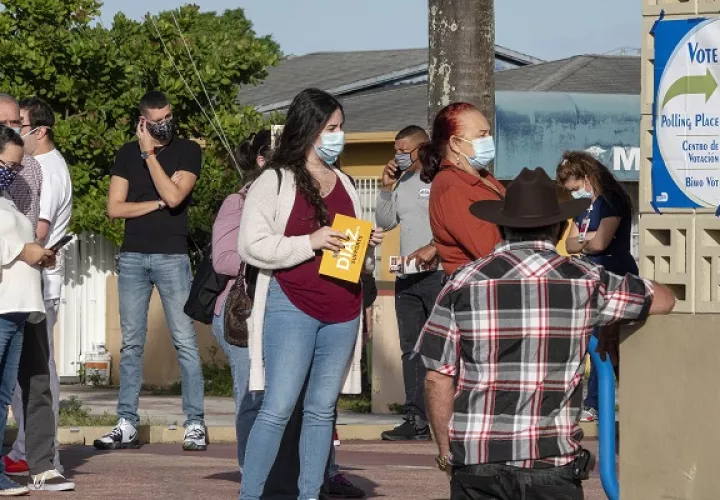 De los más de 9 millones de personas que habían votado hasta hoy por correo y por adelantado en Florida, 4.7 millones usaron la primera de esas modalidades, que sigue abierta hasta el cierre de los colegios electorales. Foto: EFE