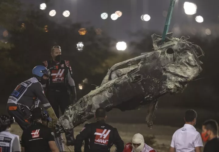 El auto de Romain Grosjean se incendió.