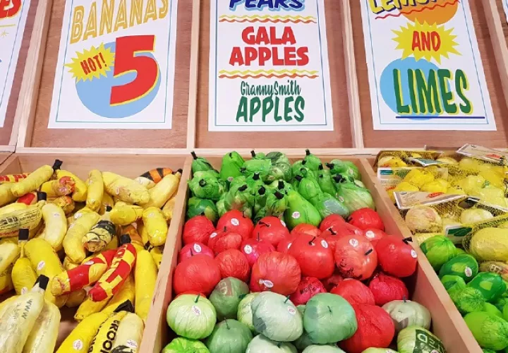 Vista de frutas y verduras hechas con bolsas de plástico, en la plaza de Times Square, en Nueva York.