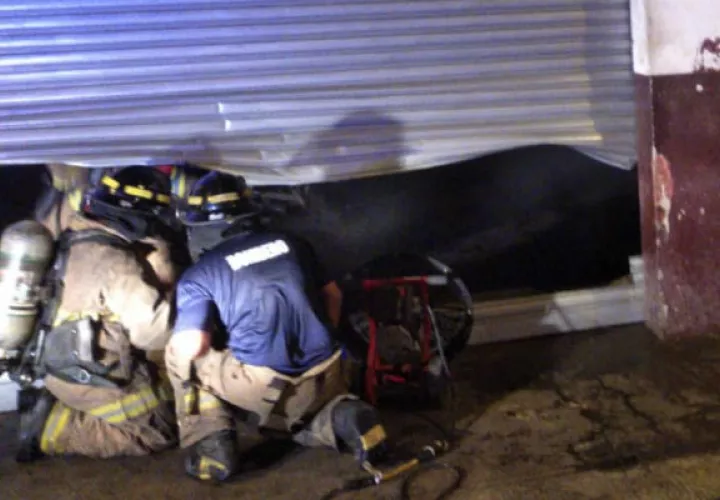 Los bomberos tuvieron que abrir la puerta corrediza de metal. Foto: Diómedes Sánchez S.