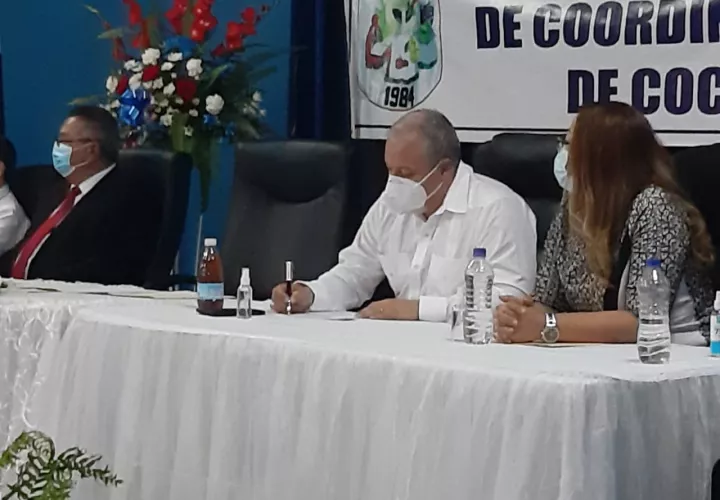 Los exgobernadores también conversaron sobre posibles soluciones e ideas para garantizar un mejor futuro para los coclesanos.