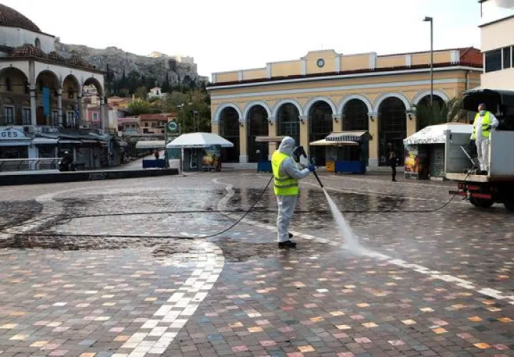 Aquellos que se desplacen por motivos no esenciales, no lleven la mascarilla o no mantengan la distancia social se enfrentan a multas de 300 euros, el doble de lo establecido hasta ahora. Foto: EFE