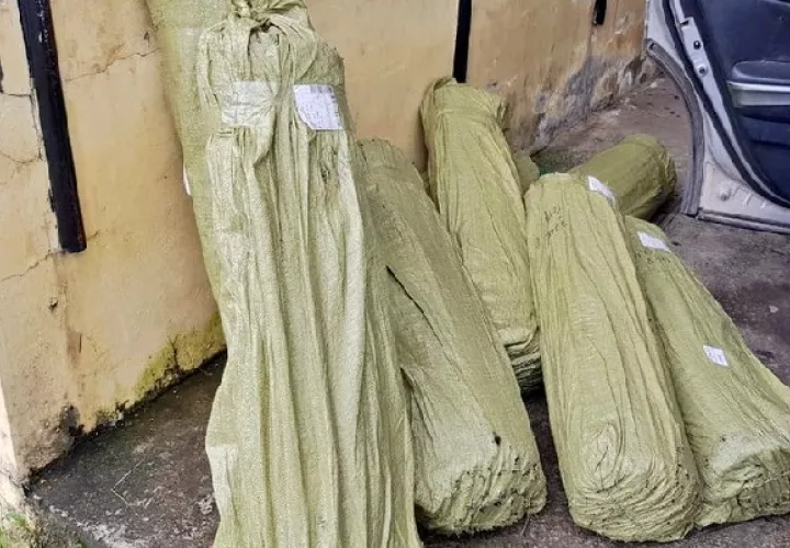 Los funcionarios de aduanas informaron que la mercancía de supuesto contrabando era transportada en un auto particular. Foto: @aduanaspanama