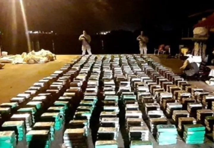 A bordo de la embarcación fueron detenidos un colombiano, dos costarricense y un nicaragüense.