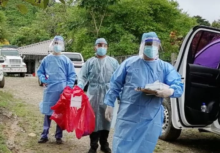 Los equipos realizaron pruebas masivas de hisopado en los comercios e hicieron una búsqueda activa casa por casa en las comunidades.