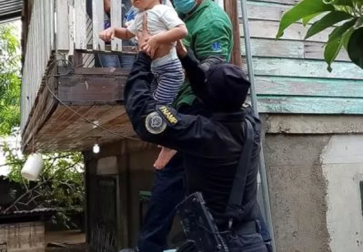 Hacia las 2:00 de la tarde hora local continuaban saliendo damnificados a pie, algunos con pocas pertenencias, de algunas zonas inundadas como Ciudad Planeta, jurisdicción de La Lima, donde muchas personas llevan dos días subidos en el techo de sus casas por lo difícil que resulta acceder en lanchas para rescatarlos. Foto: EFE