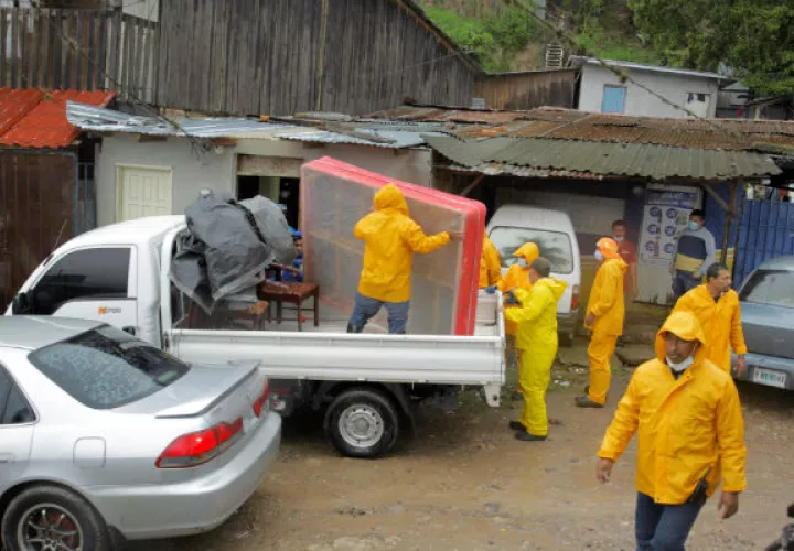 Evacuación obligatoria de habitantes, en la colonia El Edén, a causa del paso del huracán Iota en Tegucigalpa. Foto: EFE.