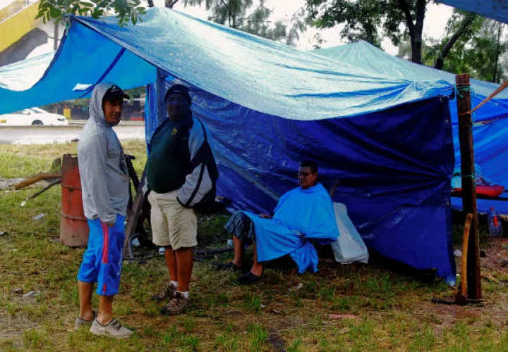 Evacuación obligatoria de habitantes, en la colonia El Edén, a causa del paso del huracán Iota en Tegucigalpa. Foto: EFE.