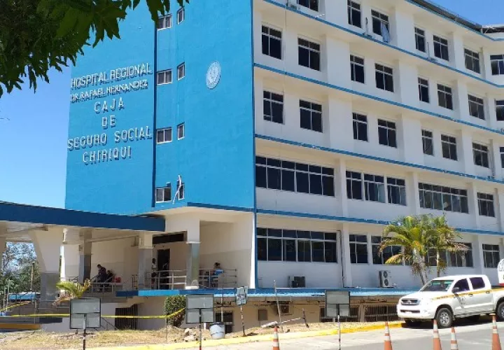 La doctora Gladys Novoa, directora del Ministerio de Salud en Chiriquí, confirmó que hay 1,194 personas positivas con COVID-19 en aislamiento domiciliario y 64 en la Torre COVID del hospital Rafael Hernández en David y 67 personas en el hotel hospital que funciona en el Hotel Nacional.
