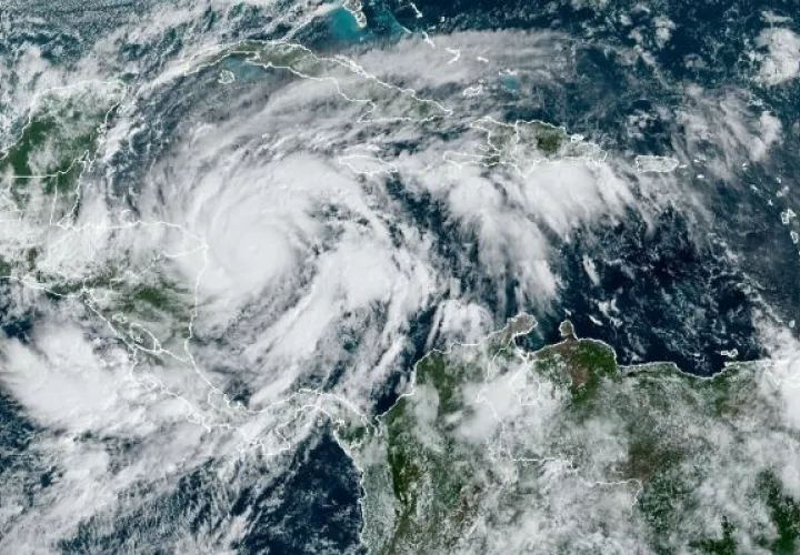 Fotografía satelital de la NOAA donde se muestra la localización del huracán Eta cerca de la frontera entre Nicaragua y Honduras. Foto: EFE. 
