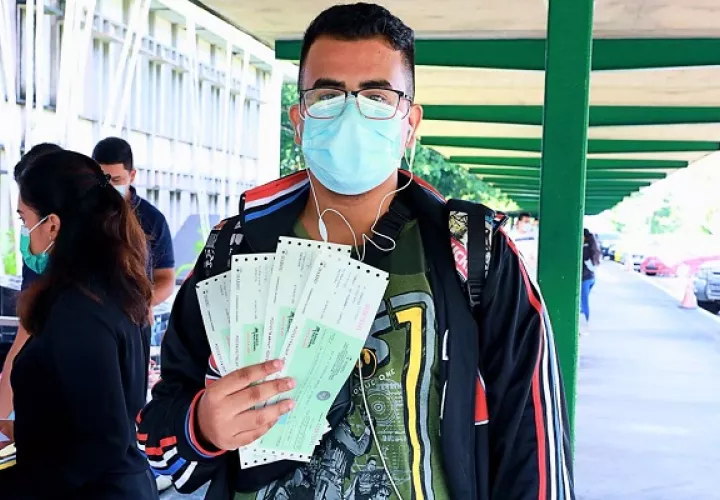 Los estudiantes deben seguir las normas de bioseguridad al buscar el cheque.