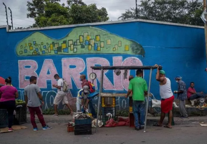Vendedores informales son vistos en una calle, el 06 de noviembre de 2020, en Caracas