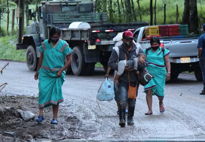 Pobladores afectados por las lluvias e inundaciones tras el paso de Eta, caminan en una carretera del distrito de Tierras Altas, en Chiriquí. Foto: EFE