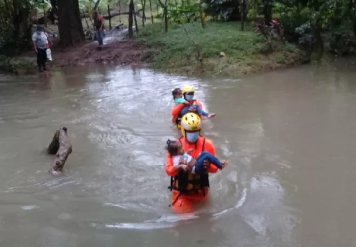 La Fuerza de Tarea Conjunta realiza evacuación de seis personas que quedaron aisladas por la crecida del río Tolerique, en Veraguas. Foto cortesía Presidencia de Panamá