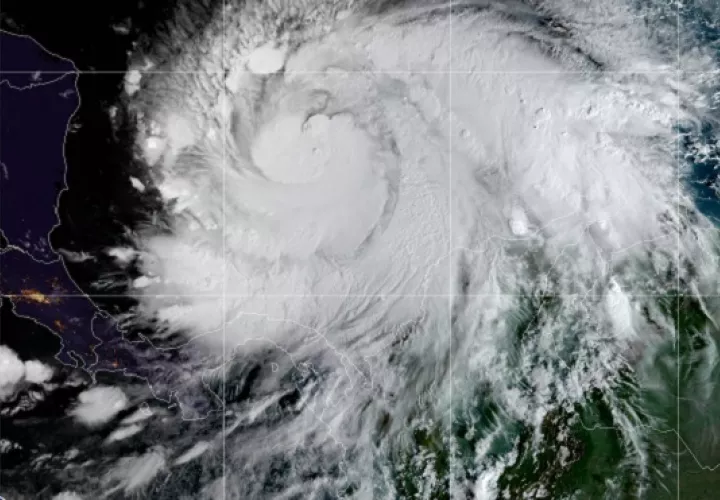 Imagen satelital del huracán Iota