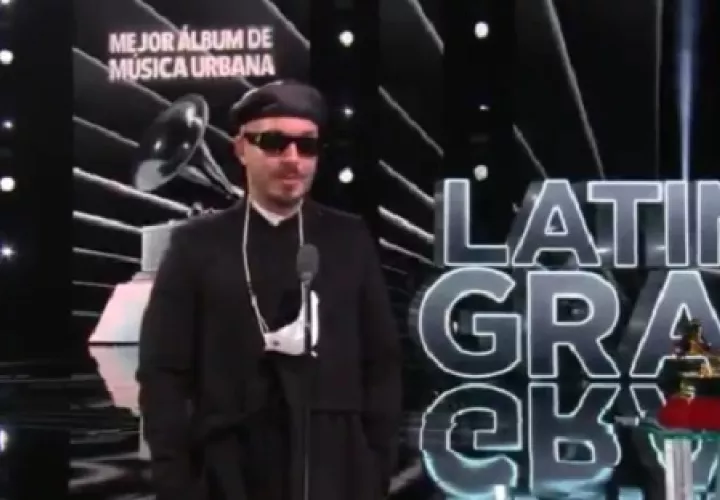 J Balvin ganó el premio de Mejor Álbum de Música Urbana por "Colores". Twitter