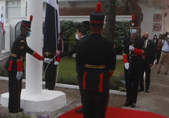 El vicepresidente José Gabriel Carrizo izó la Bandera Nacional. Foto: Víctor Arosemena