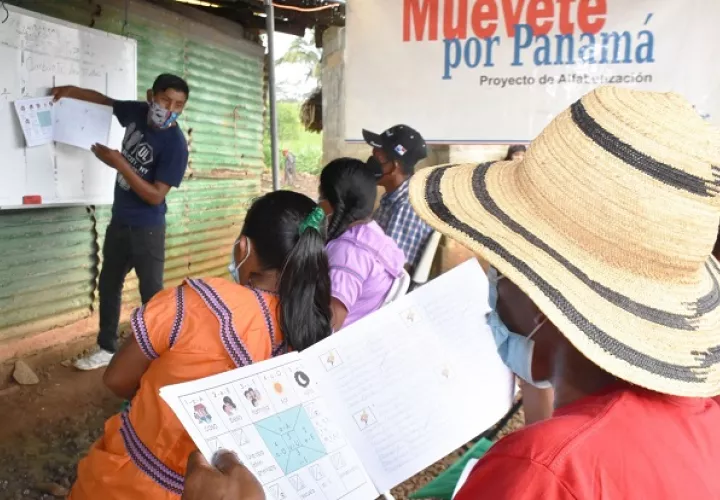 Orlando Carpintero es un maestro voluntario del programa “Muévete por Panamá, Yo sí Puedo” del Ministerio de Desarrollo Social. Foto cortesía Mides