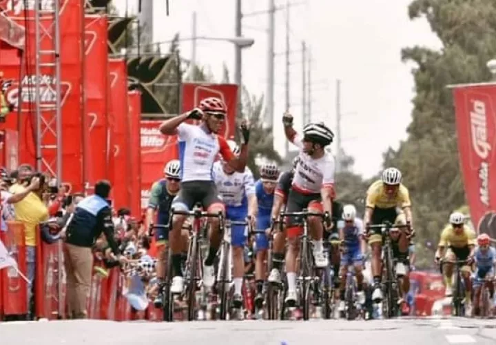 Christofer Jurado al cruzar la línea de meta.