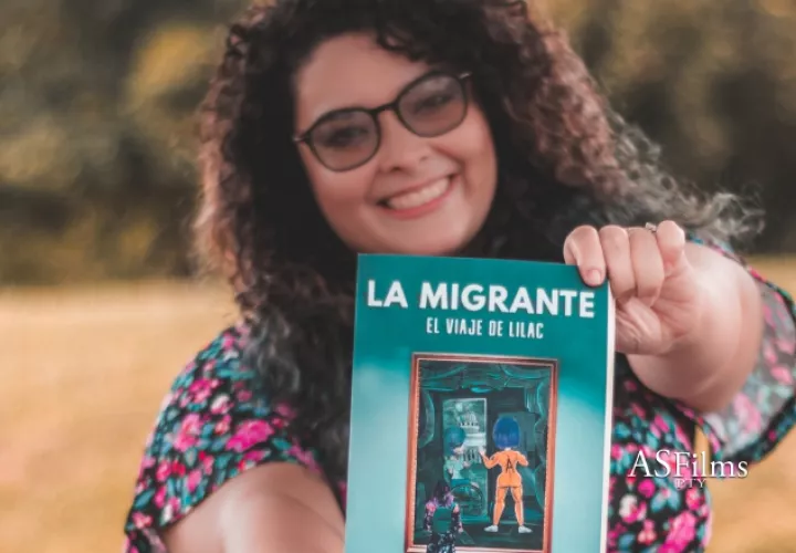 Laisy Montenegro y su obra 'La Migrante: El viaje de Lilac'. CORTESÍA
