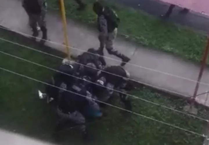 El vendedor de pan fue detenido por la fuerza por unidades "linces" de la Policía Nacional. 