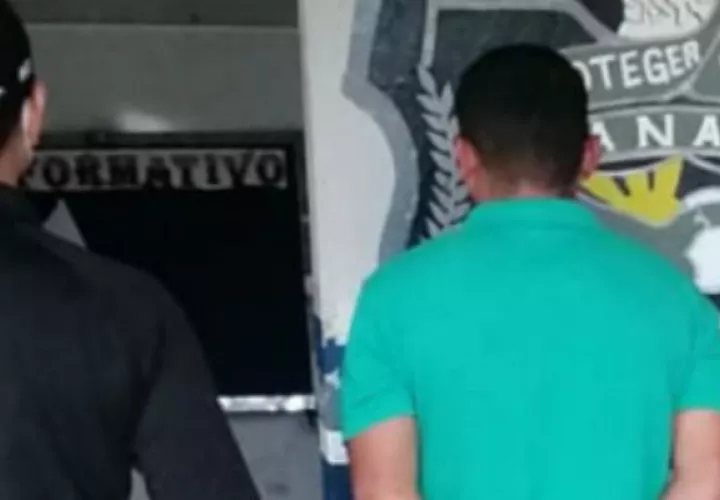 La Policía Nacional llevar al imputado hasta su residencia. Foto: Mayra Madrid.