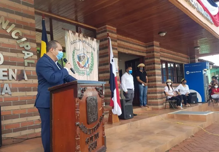 Las autoridades realizaron la izada de las banderas del distrito y de Panamá, en el parque Simón Bolívar, ubicado en pleno centro de la Heroica Villa de Los Santos. Foto: Thays Domínguez