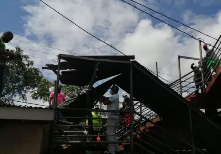 El techo del paso elevado de Sabanitas en Colón se desprendió por el fuerte viento. Foto: Diómedes Sánchez. 