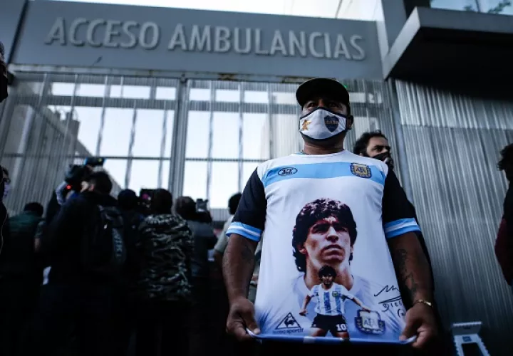 Un hombre muestra un camiseta alusiva al exfutbolista y entrenador argentino Diego Armando Maradona. Foto:EFE