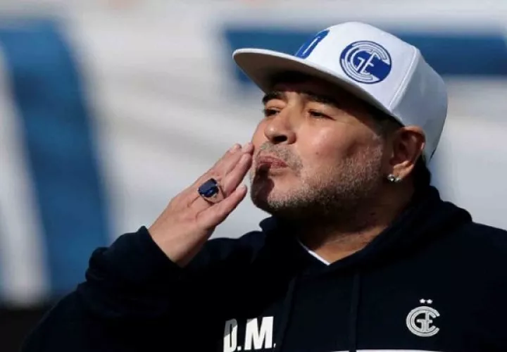 Maradona se recuperaba de una operación en la cabeza.