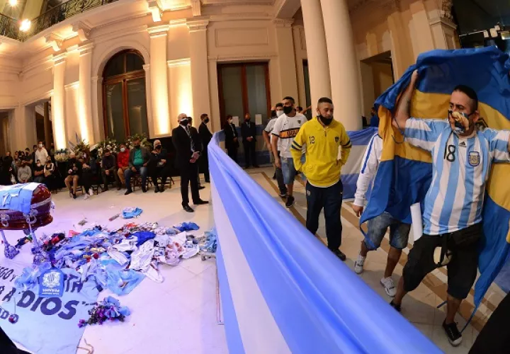  Vista del cajón cerrado donde yace Maradona y de seguidores que lo despiden en la Casa Rosada. Foto:EFE