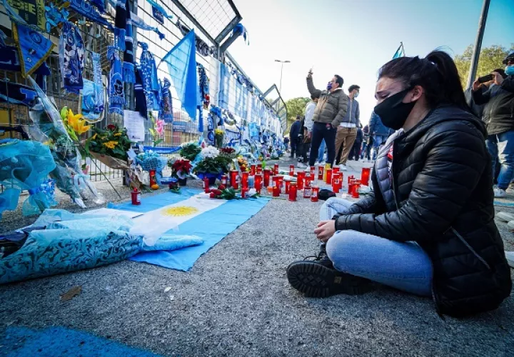 Una aficionada en las afuera del estadio  San Paolo, que ahora se llamará Diego Armando Maradona. Foto:EFE
