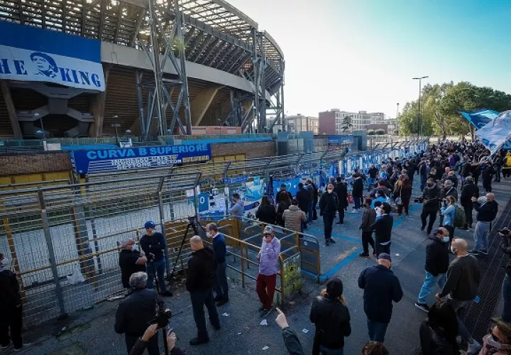 Aficionados en las afuera del estadio  San Paolo, que ahora se llamará Diego Armando Maradona. Foto:EFE