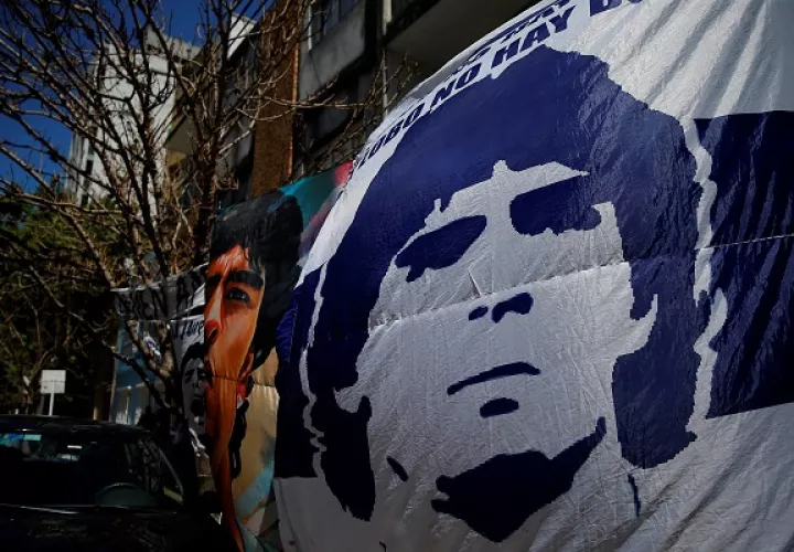 A PLATA (ARGENTINA), 03/11/2020.- Seguidores despliegan pancartas frente a la clínica donde permanece internado el exfutbolista argentino Diego Maradona 