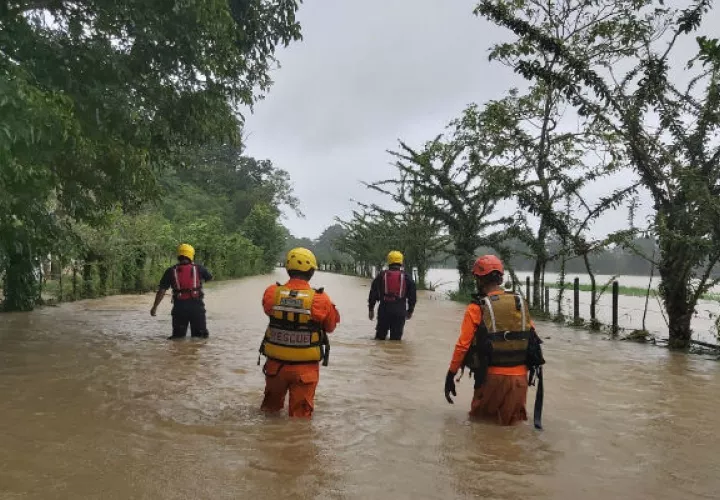 El personal del Centro de Operaciones de Emergencias de Veraguas suministra víveres y enseres. Foto: Melquiades Vásquez A.