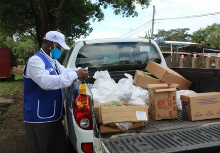 El personal del Centro de Operaciones de Emergencias de Veraguas suministra víveres y enseres. Foto: Melquiades Vásquez A.