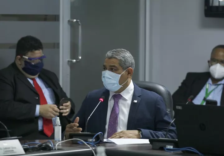 El ministro de Salud, Luis Francisco Sucre, sustenta traslado de partida en la Comisión de Presupuesto de la Asamblea Nacional. 