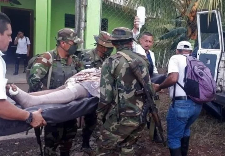 Miembros del sexto Comando Militar Regional del Ejército de Nicaragua, mientras realizan tareas de búsqueda, salvamento y rescate a personas que resultaron afectadas por un deslizamiento de tierra en la comunidad de San Martín de Peñas Blancas. Foto: EFE