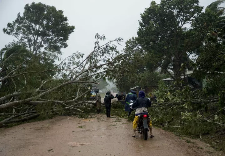 El Ejército de Nicaragua procedió a evacuar a personas residentes en la ciudad de Bilwi o Puerto Cabezas en la costa norte, a causa del paso del huracán Eta. Foto: EFE