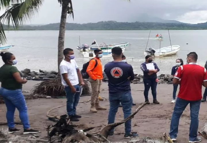 Un grupo de voluntarios recorre el sector de Kosovo, en La Chorrera, para informar a la población sobre medidas de prevención. Foto: @presidenciapma