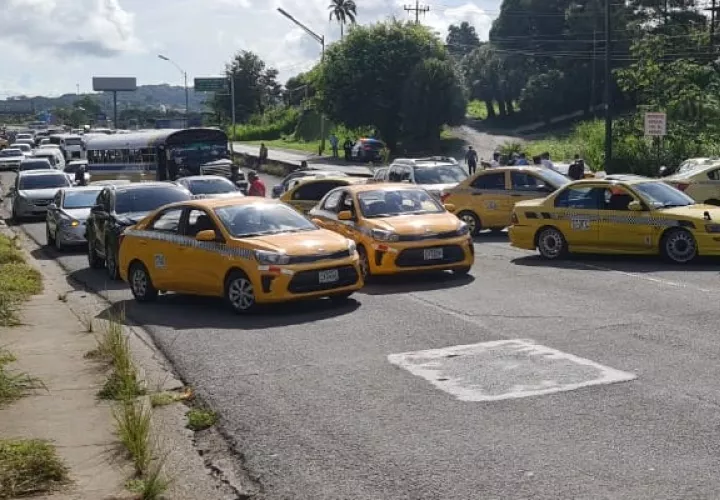 Los transportistas, afiliados a distintas concesionarias, cerraron el paso hacia la ciudad capital, provocando un severo congestionamiento y altercado con otros conductores.