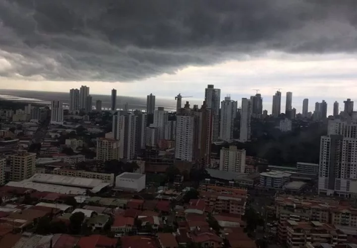 La onda tropical número 47 está produciendo la nubosidad que se aprecia sobre la ciudad capital.
