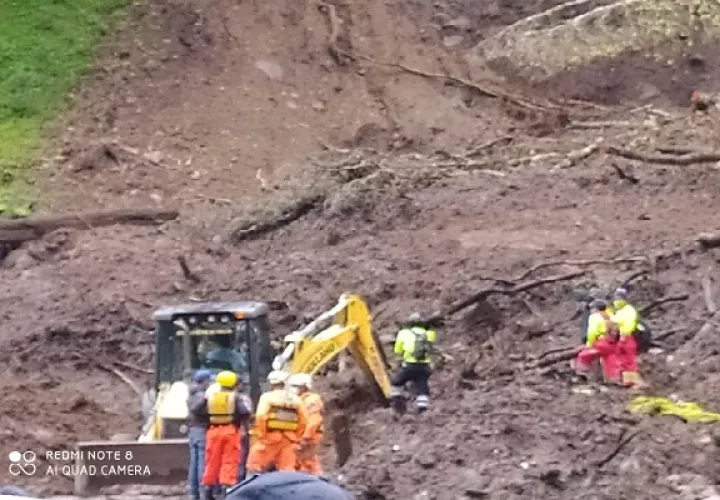 Equipos de rescate intenta ubicar a dos mujeres desaparecidas.