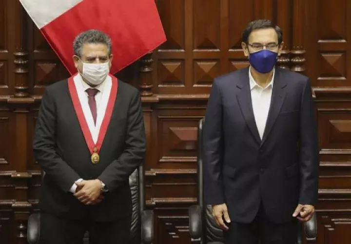 El primer vicepresidente del Congreso, Luis Valdez, fue quien tomó el juramento a Merino, quien es el vigente presidente de la Cámara, en el hemiciclo del palacio legislativo y le colocó la banda que lo identifica como jefe de Estado. Foto: EFE