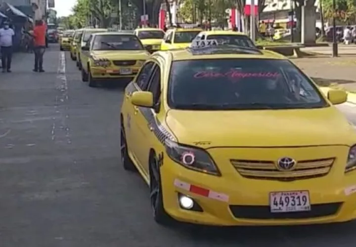 Los conductores de transporte selectivo en La Chorrera efectuaron una caravana hasta las instalaciones de la Autoridad de Tránsito y Transporte Terrestre (ATTT).