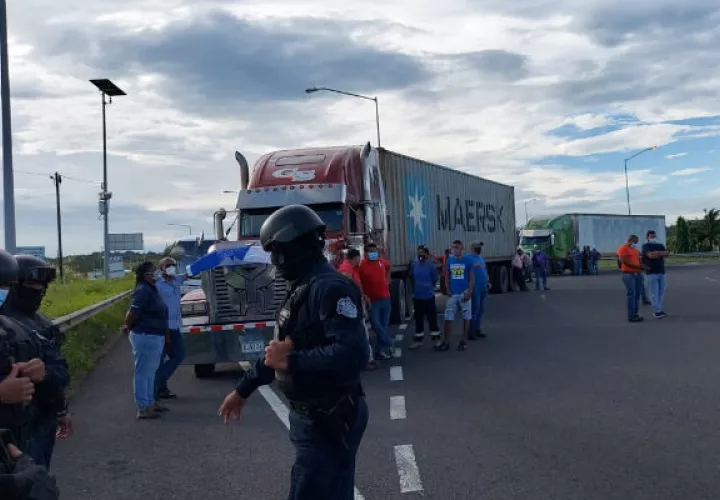 Los transportistas cerraron los Cuatro Altos y la autopista. Foto: Diómedes Sánchez S.