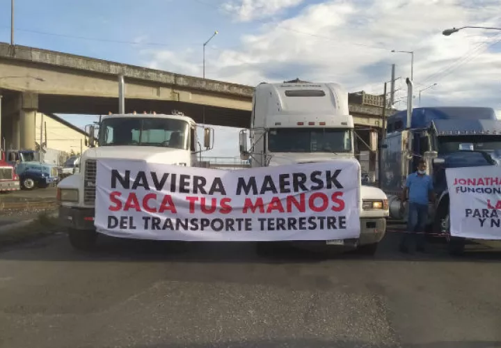 Los transportistas cerraron los Cuatro Altos y la autopista. Foto: Diómedes Sánchez S.