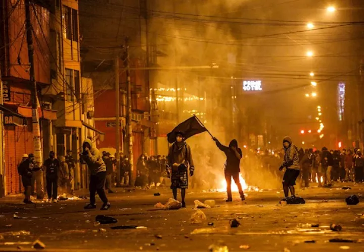 En una semana, los promotores de la destitución del expresidente Martín Vizcarra, fueron incendiando cada vez más lo ánimos con sus constantes muestras de desprecio a la opinión popular y tratar de reprimir como fuerza las manifestaciones en su contra.