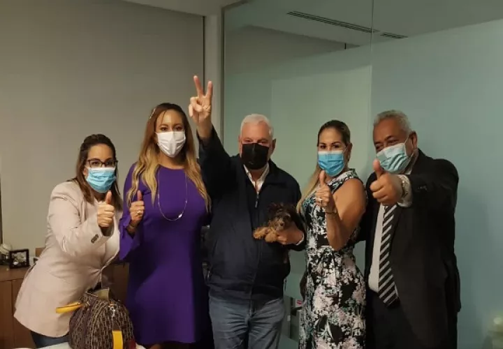 Expresidente Ricardo Martinelli junto a sus abogados