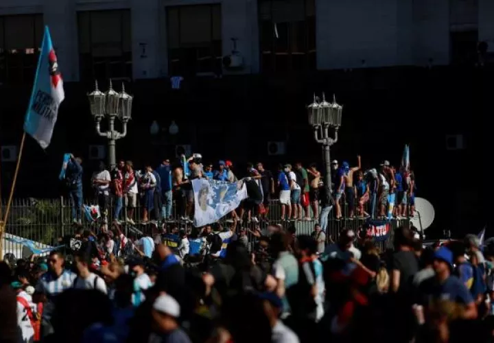 Simpatizantes de Diego Armando Maradona expresan su afecto frente a la Casa Rosada previo a la salida de su cortejo fúnebre, en Buenos Aires. EFE